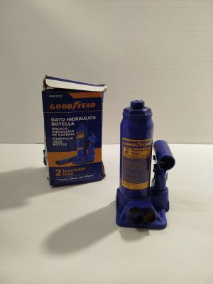 une bouteille bleue et un livre posés sur une table
