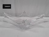 un saladier en verre transparent posé sur une table blanche