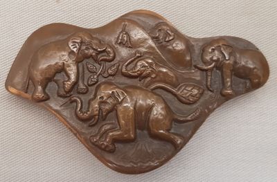 un moule à chocolat orné d'éléphants sur un fond blanc