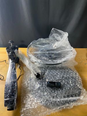 un sac en plastique contenant un couteau et d'autres objets, posé sur une table