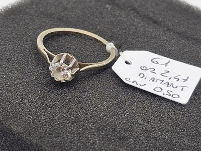 une bague en diamant à laquelle est attachée une étiquette de prix