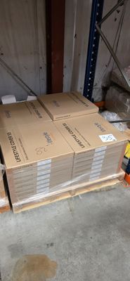 Les cartons sont empilés les uns sur les autres sur une palette dans un entrepôt