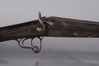 un vieux fusil posé sur une table