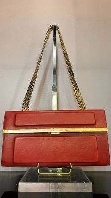 un sac à main rouge posé sur une table