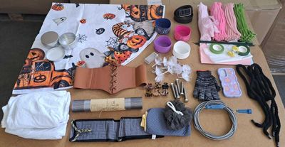une table sur laquelle se trouvent de nombreux objets, notamment un téléphone portable et d'autres objets
