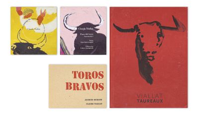 trois livres sur lesquels figurent différentes illustrations d'un taureau, d'un taureau et d'un taureau