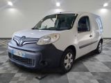 la photo d'une petite camionnette blanche garée dans un garage