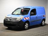 la photo d'une camionnette bleue garée dans un garage