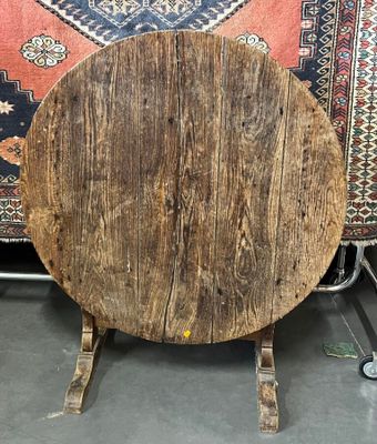 une table en bois sur laquelle est posée une assiette en bois