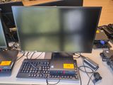 deux écrans d'ordinateur et un clavier sur un bureau