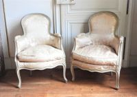PAIRE DE BERGERES en bois naturel mouluré, sculpté et relaqu…