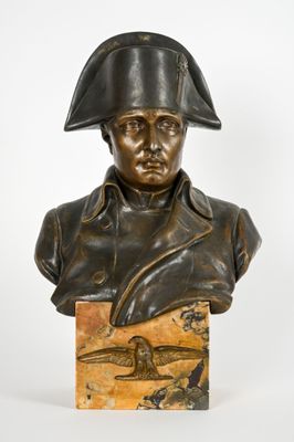 buste en bronze d'un homme coiffé d'un chapeau, posé sur un socle en marbre