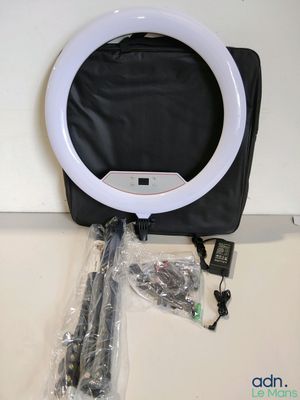 une lampe annulaire posée sur une table