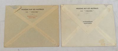 une image représentant deux vieux livres posés sur une table blanche