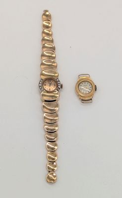 un gros plan d'une montre et d'un bracelet posés sur une table