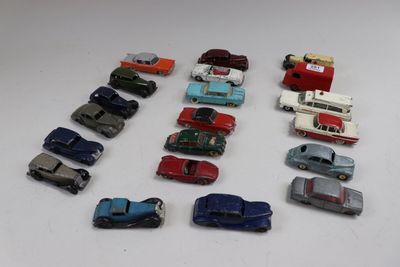 un grand nombre de voitures-jouets qui se trouvent sur la table