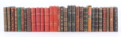 beaucoup de livres empilés les uns sur les autres sur une étagère