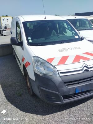 une camionnette blanche garée dans un parking