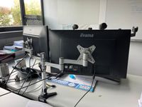 un ordinateur portable DELL avec deux écrans annexes sur bra… (photo 4)