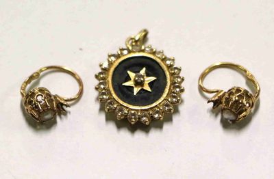 trois bagues en or et une bague ornée d'une étoile