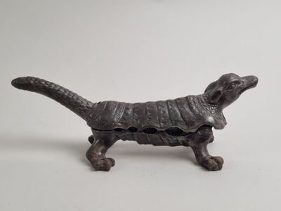 une petite statue représentant un lézard, posée sur une table