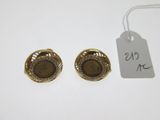 une paire de boucles d'oreilles dorées ornées de pierres marron et de diamants