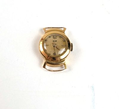 une montre en or sur une surface blanche avec un fond blanc