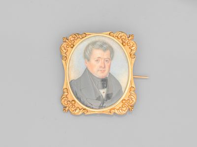 un portrait ancien représentant un homme en costume et cravate, dans un cadre doré