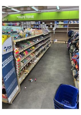 1 Ensemble d'agencements de magasin comprenant :