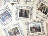 de nombreuses photos de personnes posées sur une table, sur lesquelles figurent d'autres photos
