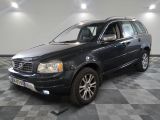 une photo d'un SUV Volvo noir garé dans un garage