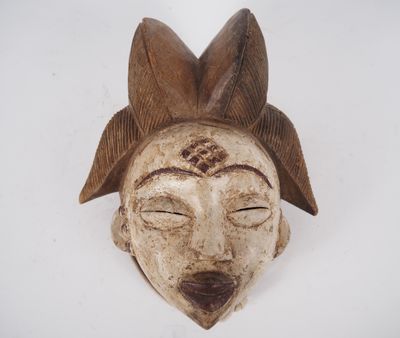une image d'un masque en bois sur fond blanc