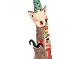 une figurine représentant un chat portant un chapeau et une écharpe