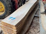 un chariot élévateur garé à côté d'un tas de bois