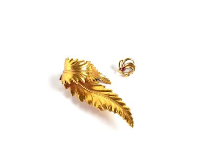 Ensemble broche et boucles d'oreilles en forme de feuille, couleur or
