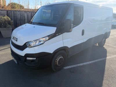 la photo d'une camionnette blanche garée sur un parking