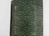 un gros plan sur un morceau de marbre vert posé sur une surface blanche