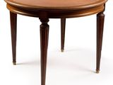 une image d'une table ronde avec un plateau en bois