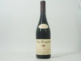 une bouteille de vin posée sur une table
