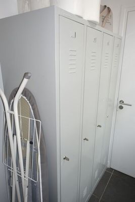 SUR DESIGNATION : Deux vestiaires quatre portes MANUTAN