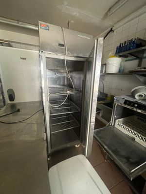 une image d'une cuisine commerciale avec des appareils en acier inoxydable