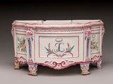 une jardinière blanche et rouge ornée de fleurs