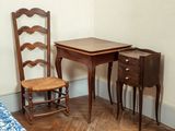 une chaise et une table dans une pièce