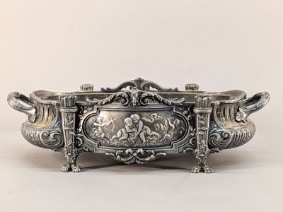 un bol en argent orné d'un motif floral