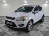 le ford kuga blanc est garé sur un carrelage en damier