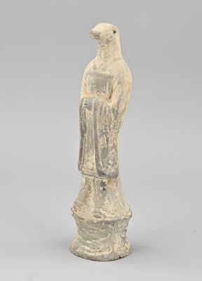 une image représentant une statue d'oiseau posée sur un socle