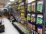 de nombreux types d'aliments différents dans les rayons du magasin