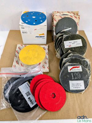 Plusieurs types de disques abrasifs se trouvent dans une boîte en carton