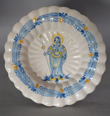 une assiette bleue et blanche avec une image de femme dessus