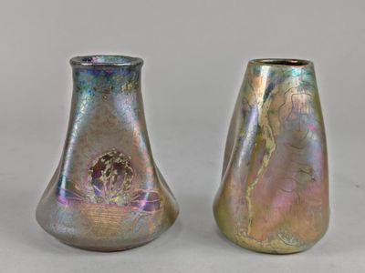 deux vases posés l'un à côté de l'autre sur une table